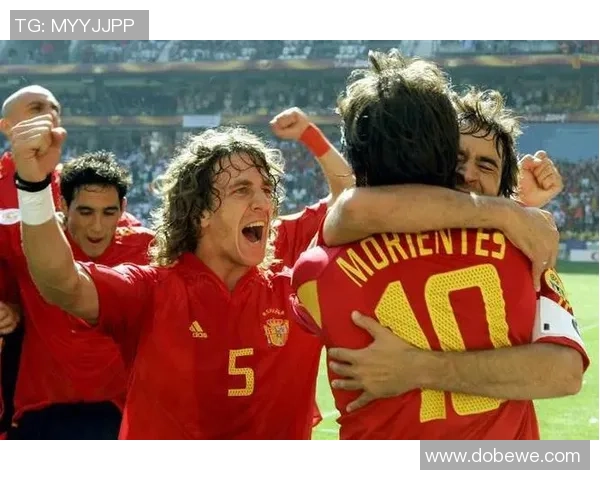 手绘足球球星情侣甜蜜瞬间展现球场外的柔情与默契 手绘足球球星情侣甜蜜瞬间展现球场外的柔情与默契