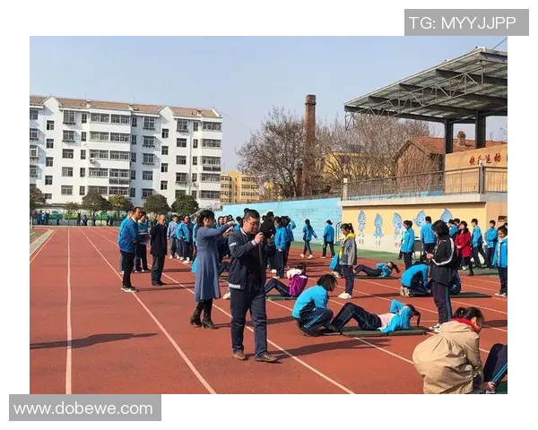 足球少年背影头像，展现运动精神与青春力量的时刻